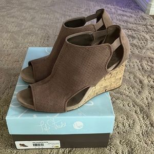 Life Stride Hinx wedge sandals. Mushroom Size 11